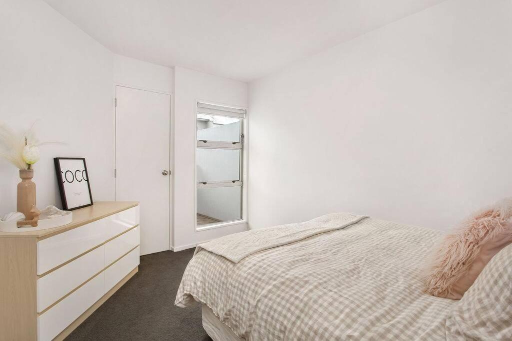 Warm And Inviting - Free Carpark Apartment
